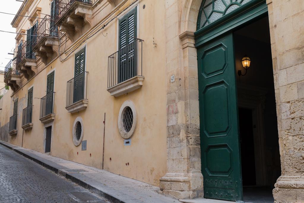 Palazzo Tasca Bed & Breakfast โนโต ภายนอก รูปภาพ