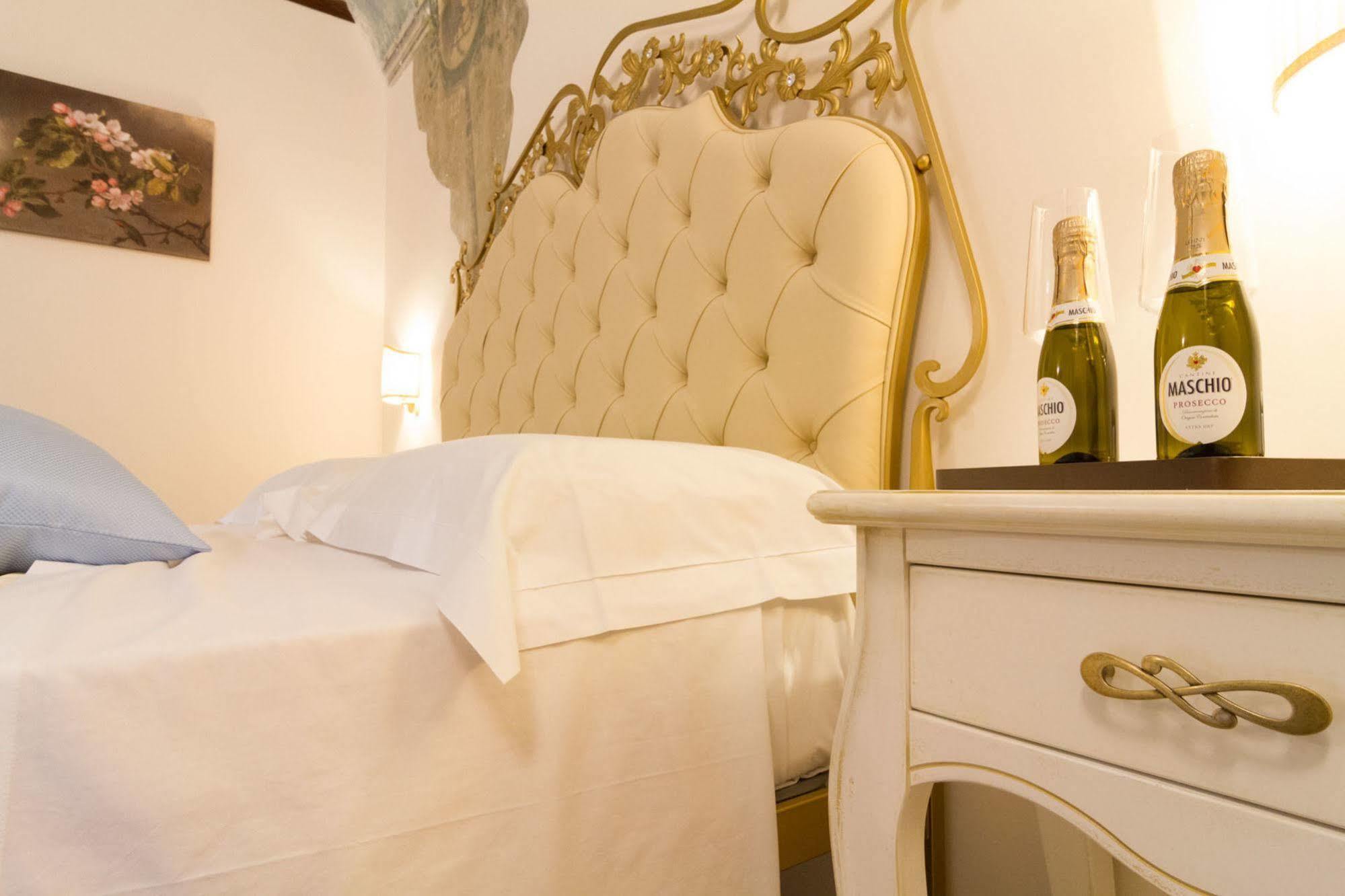 Palazzo Tasca Bed & Breakfast โนโต ภายนอก รูปภาพ